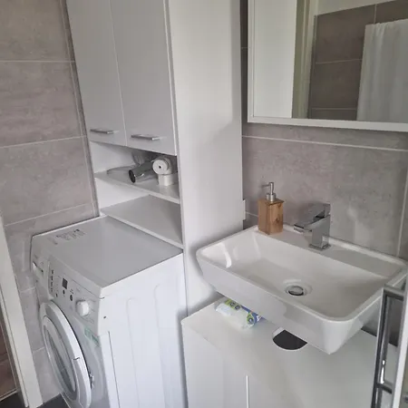 Moderne Top-wohnung Zentral, Nahe Kinderklinik Mit Parkplatz سيغن